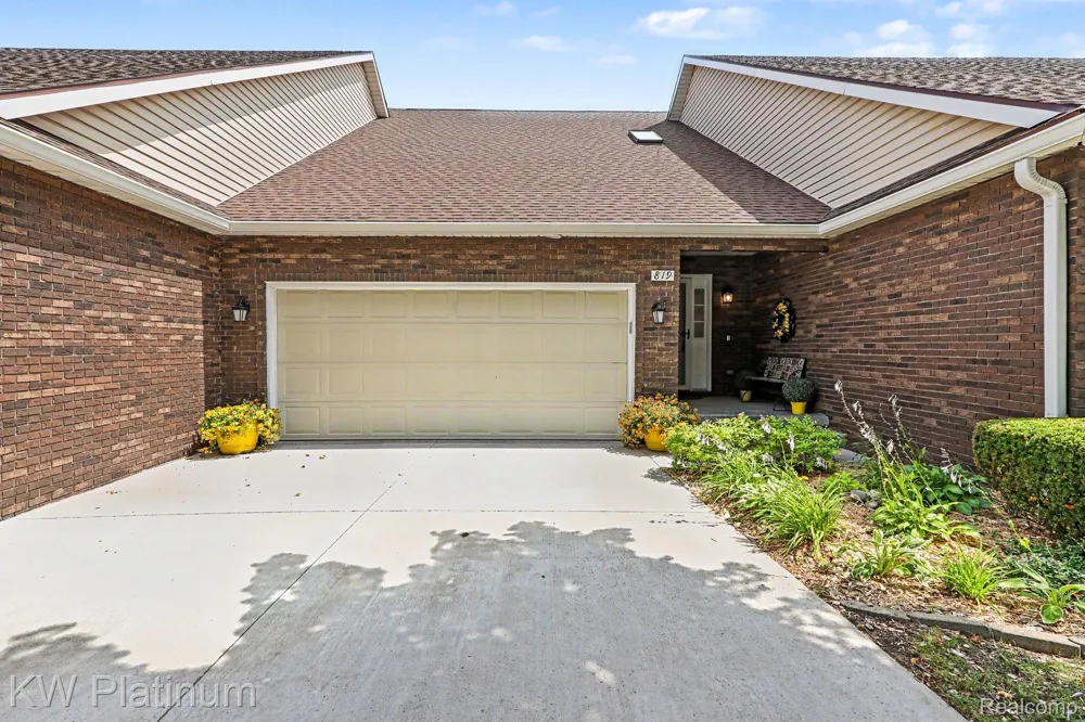 819 E Pointe Port Huron City, MI 48060