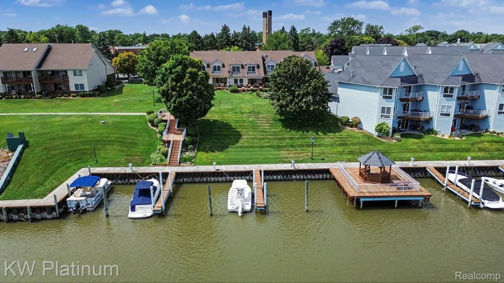 819 E Pointe Port Huron City, MI 48060