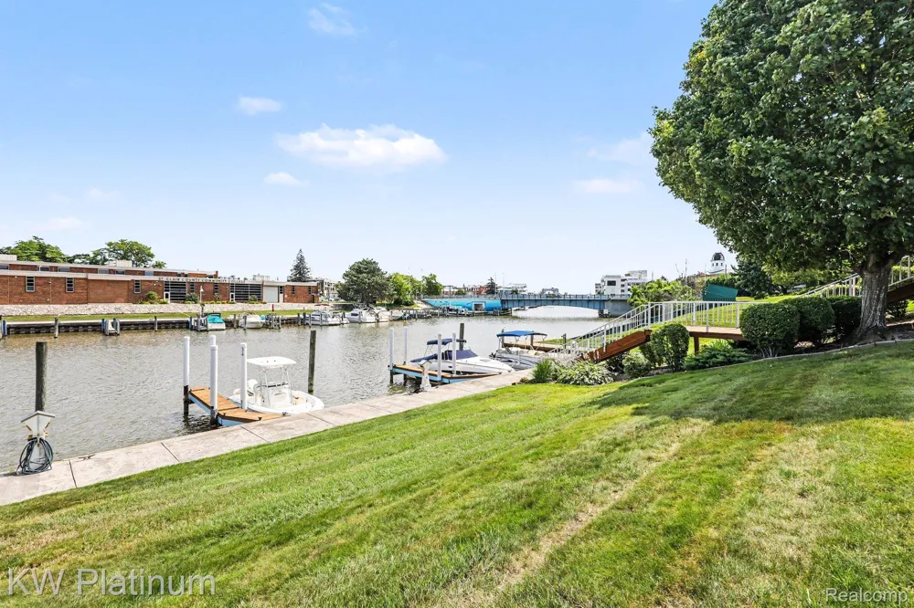 819 E Pointe Port Huron City, MI 48060