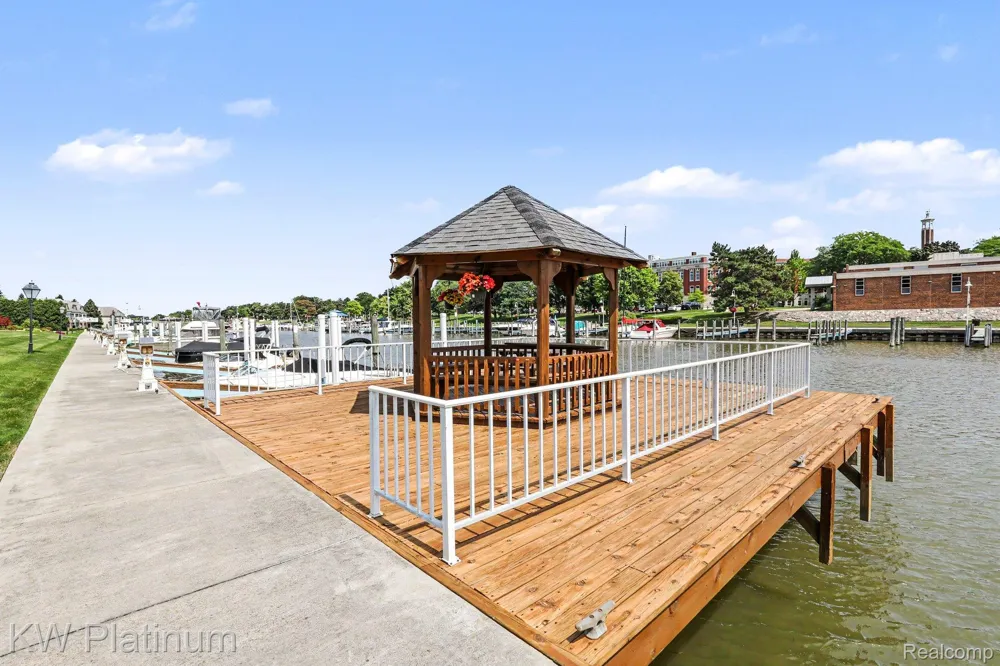 819 E Pointe Port Huron City, MI 48060