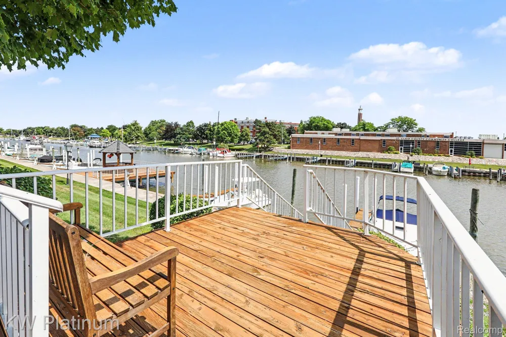 819 E Pointe Port Huron City, MI 48060