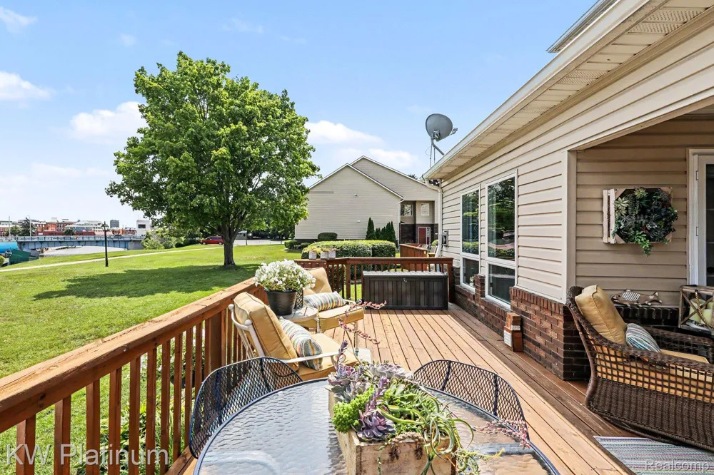 819 E Pointe Port Huron City, MI 48060