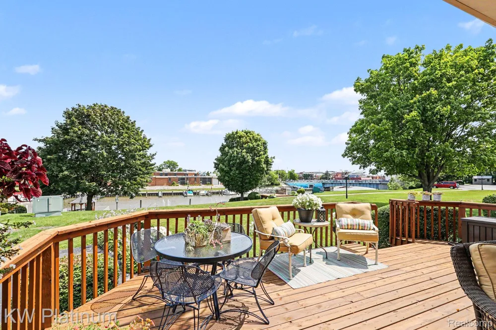 819 E Pointe Port Huron City, MI 48060