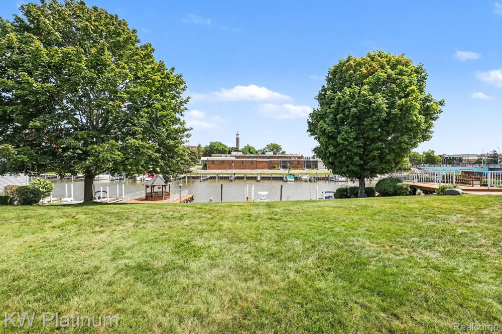 819 E Pointe Port Huron City, MI 48060