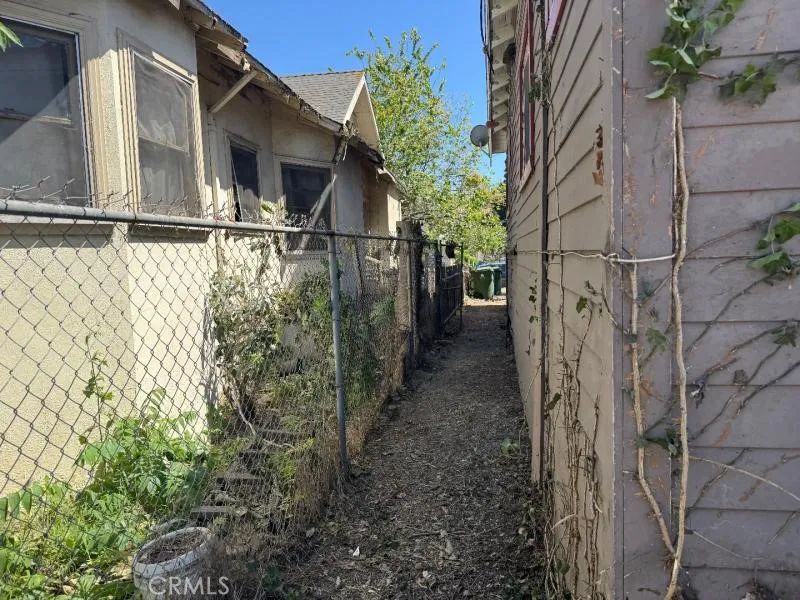 1749 W 49th Los Angeles, CA 90062