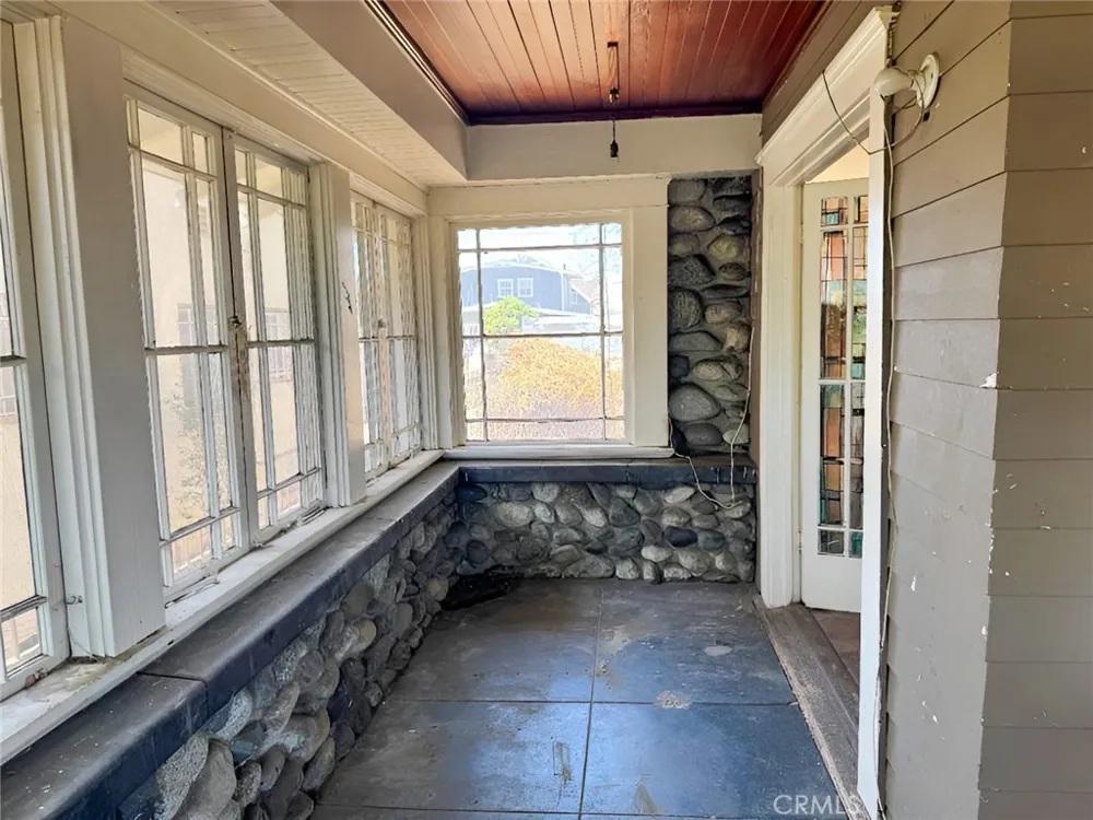 1749 W 49th Los Angeles, CA 90062