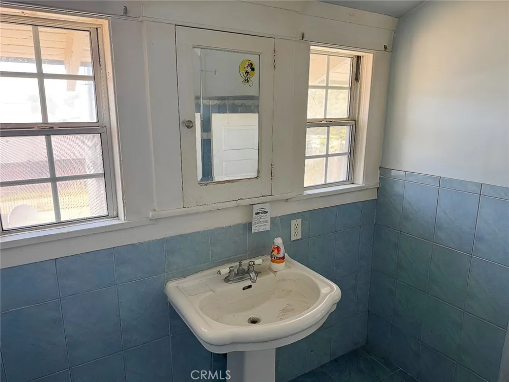 1749 W 49th Los Angeles, CA 90062