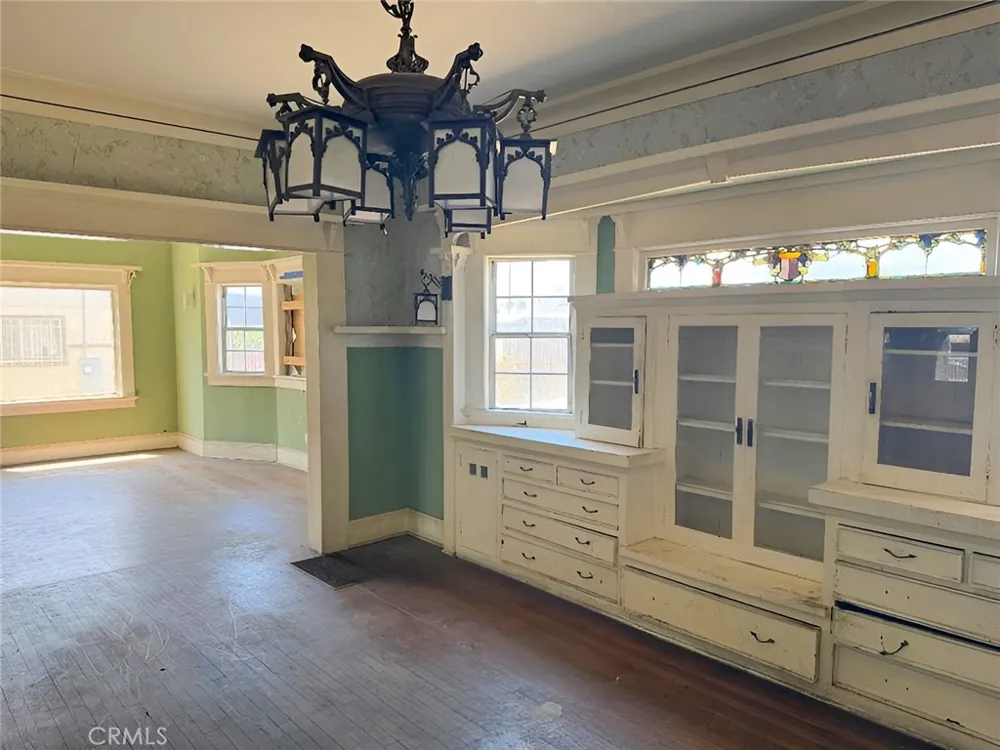 1749 W 49th Los Angeles, CA 90062