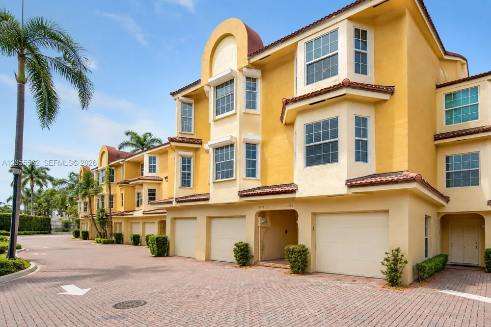 4234 Ocean Dr Hollywood, FL 33019