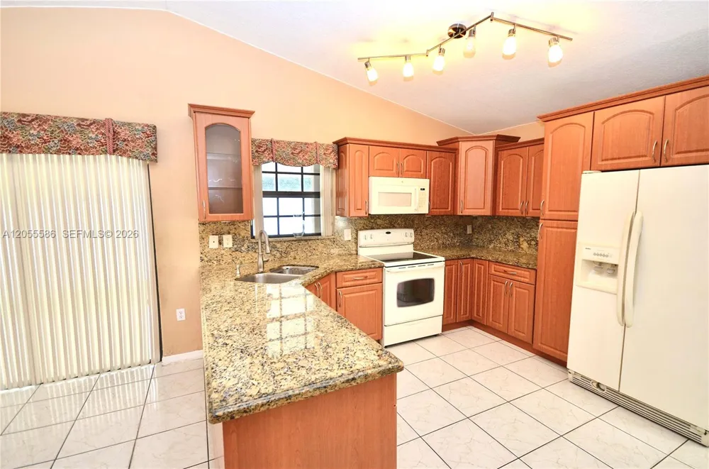 8727 NW 150th Ter Miami Lakes, FL 33018