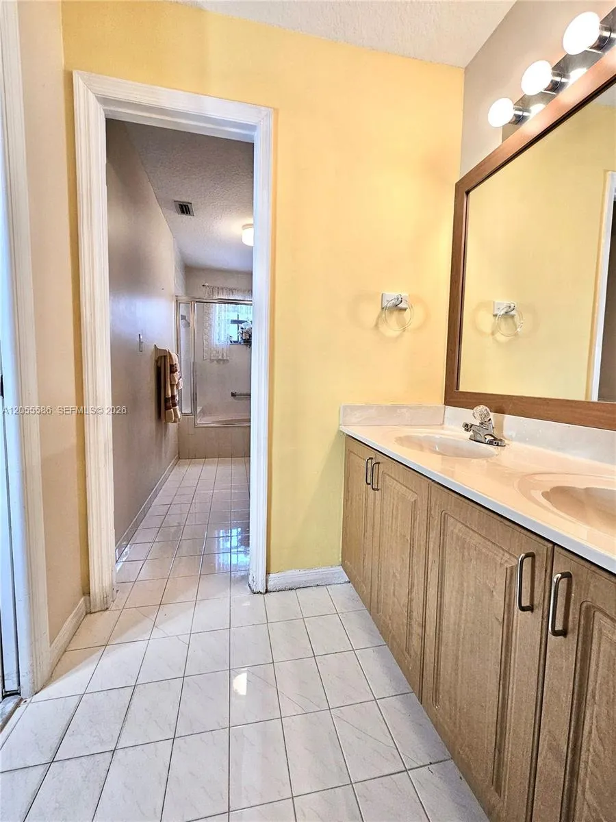 8727 NW 150th Ter Miami Lakes, FL 33018