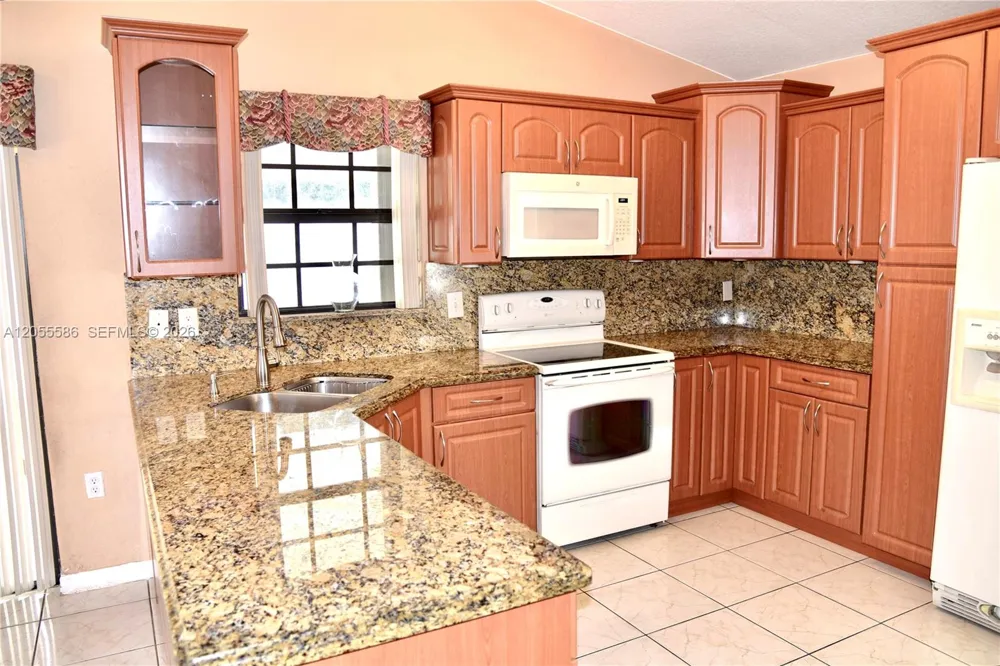 8727 NW 150th Ter Miami Lakes, FL 33018