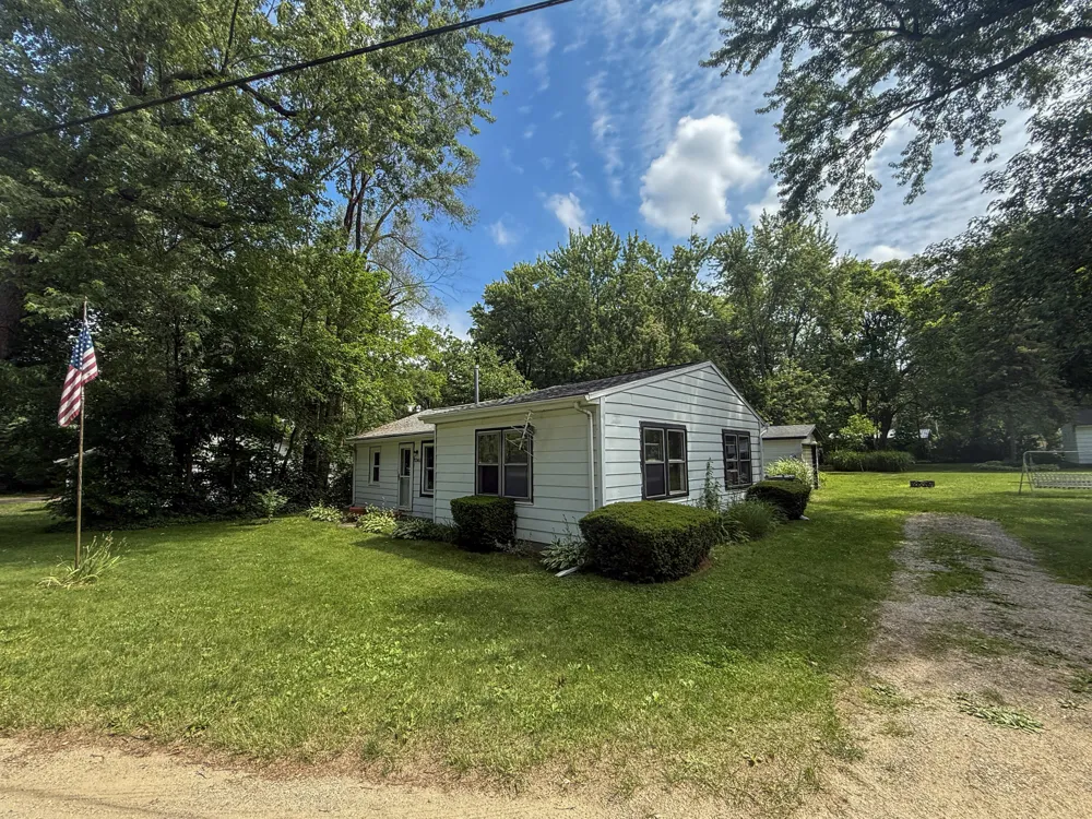 52411 Lakeview Drive Dowagiac, MI 49047