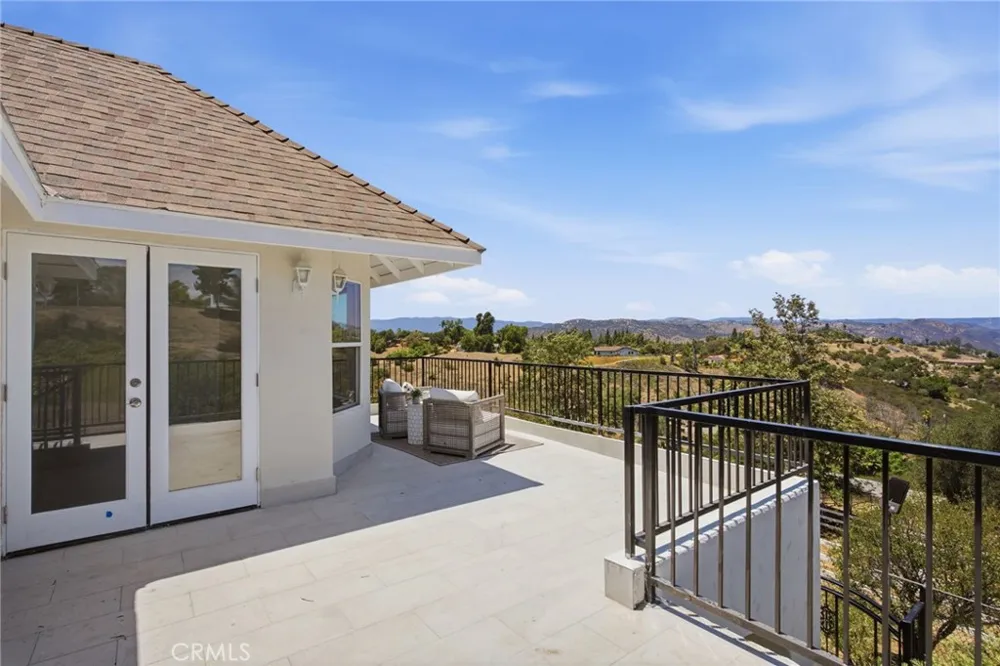 1094 Hillcrest View Lane Fallbrook, CA 92028