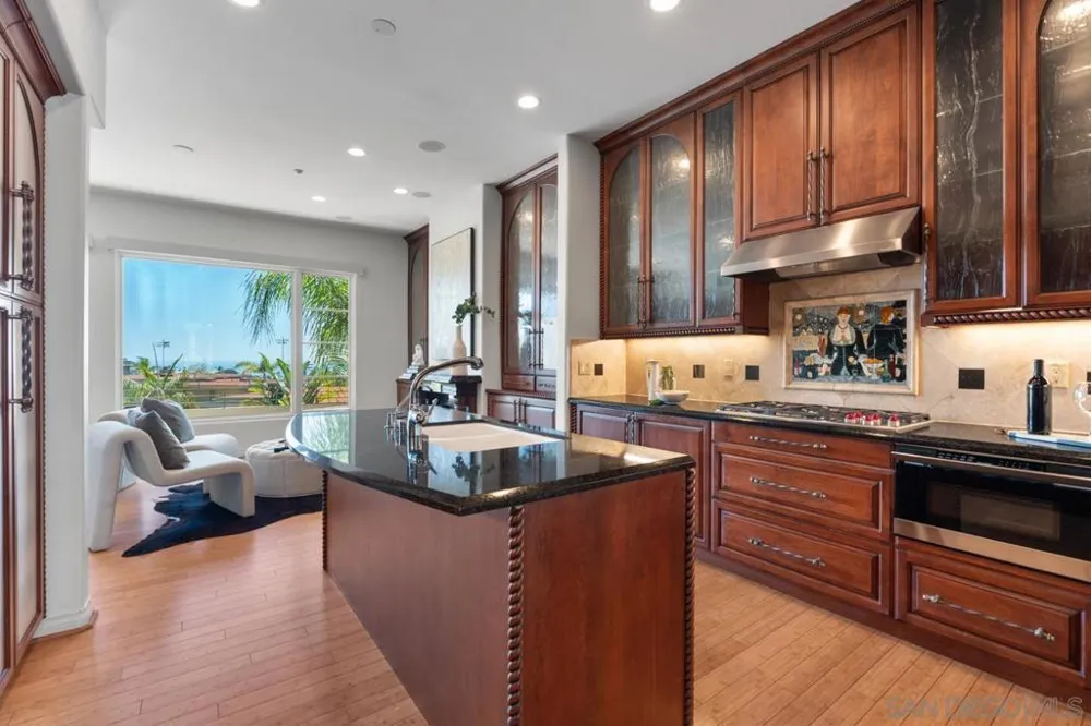 7157 Fay Ave La Jolla, CA 92037