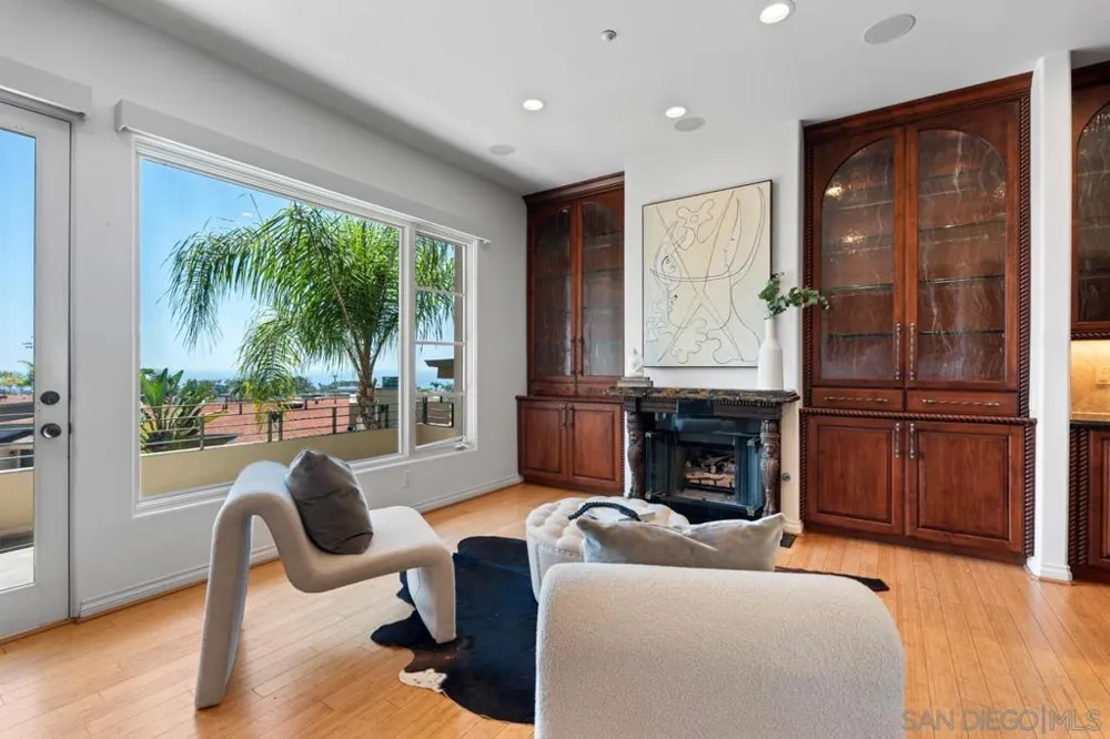 7157 Fay Ave La Jolla, CA 92037