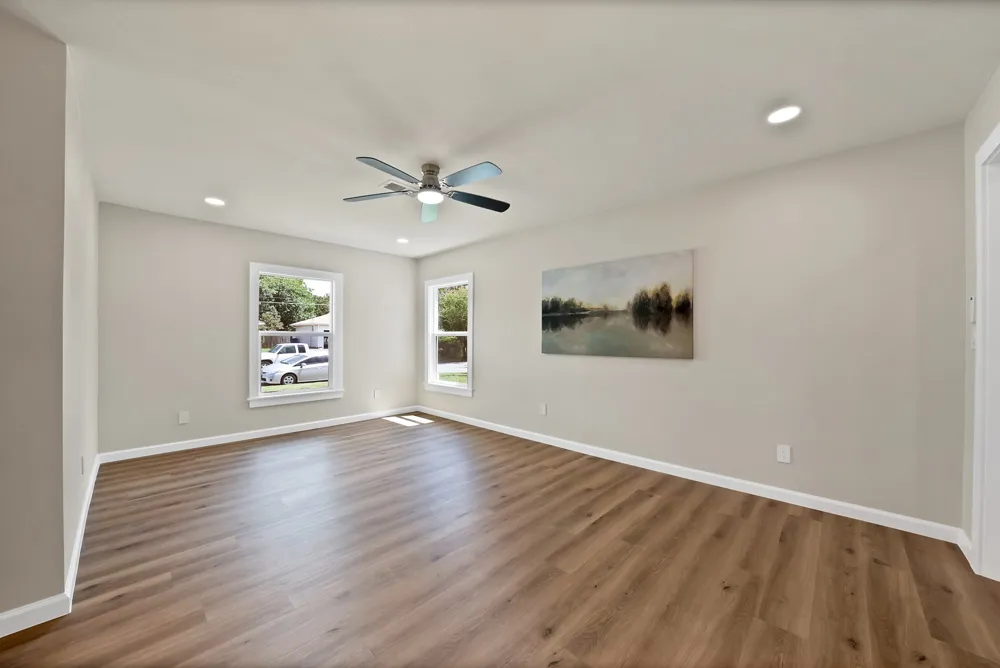 1104 E Russell Avenue Carrollton, TX 75006