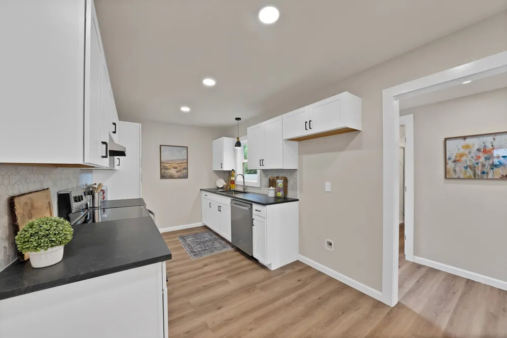 1104 E Russell Avenue Carrollton, TX 75006