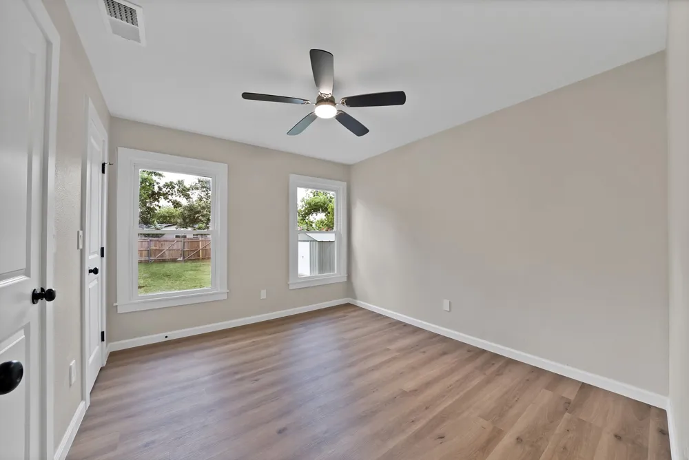 1104 E Russell Avenue Carrollton, TX 75006