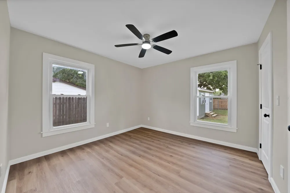 1104 E Russell Avenue Carrollton, TX 75006