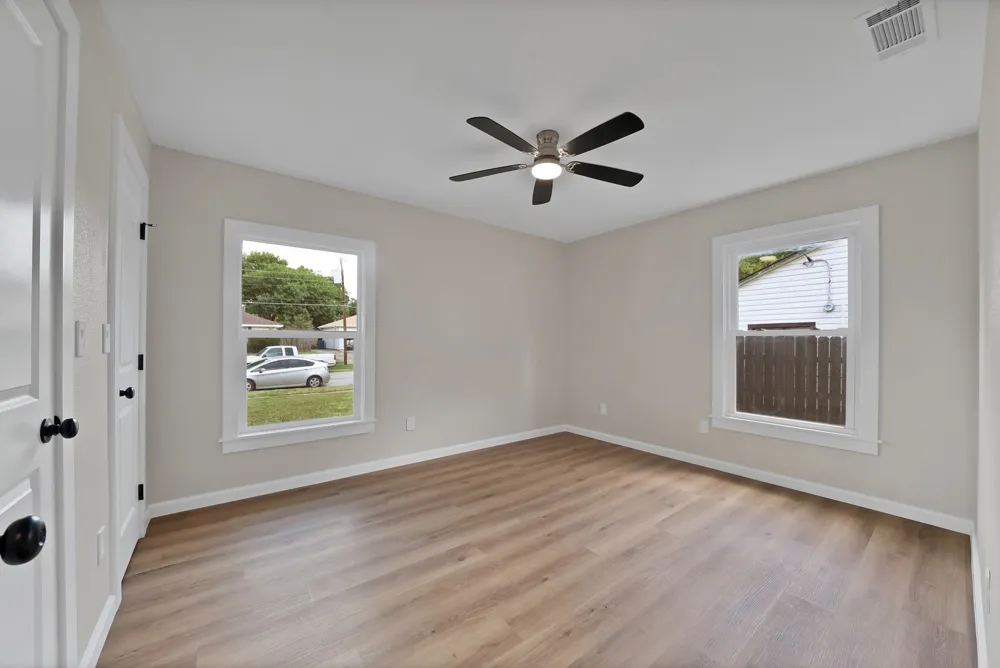 1104 E Russell Avenue Carrollton, TX 75006