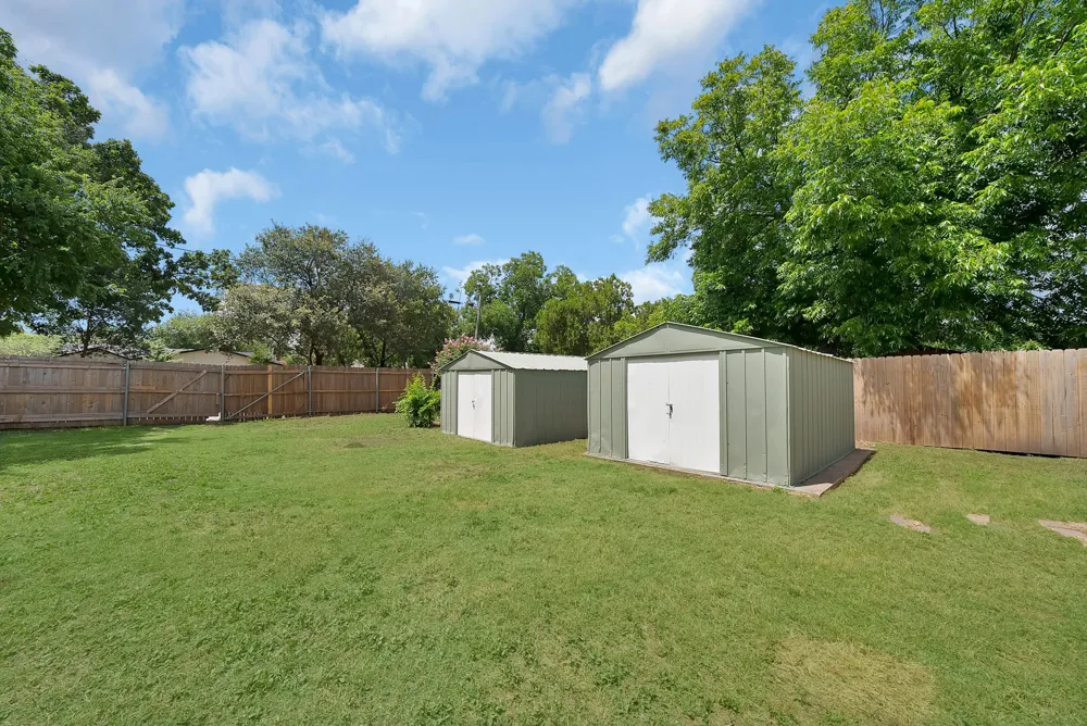 1104 E Russell Avenue Carrollton, TX 75006