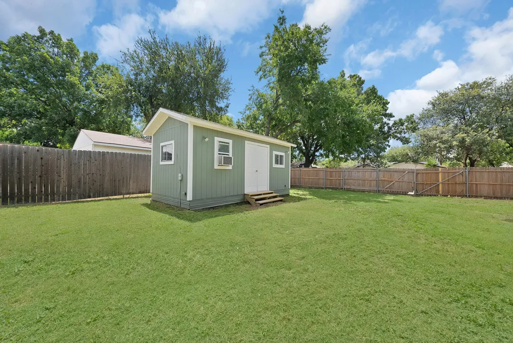 1104 E Russell Avenue Carrollton, TX 75006