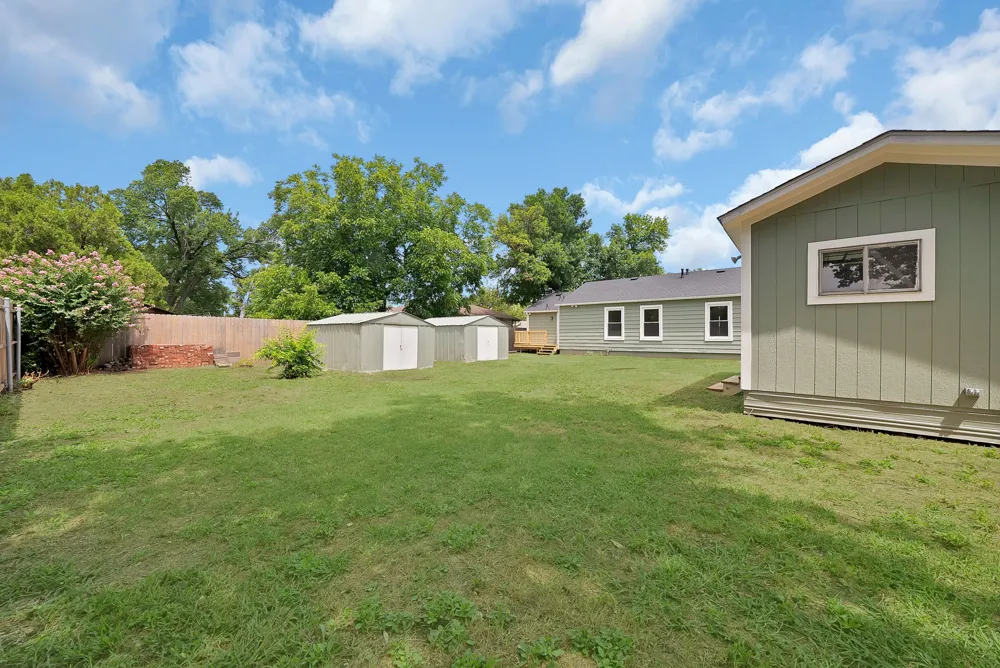 1104 E Russell Avenue Carrollton, TX 75006