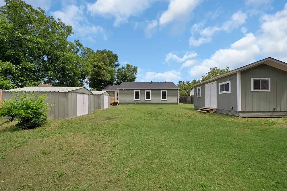 1104 E Russell Avenue Carrollton, TX 75006