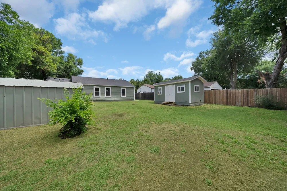 1104 E Russell Avenue Carrollton, TX 75006