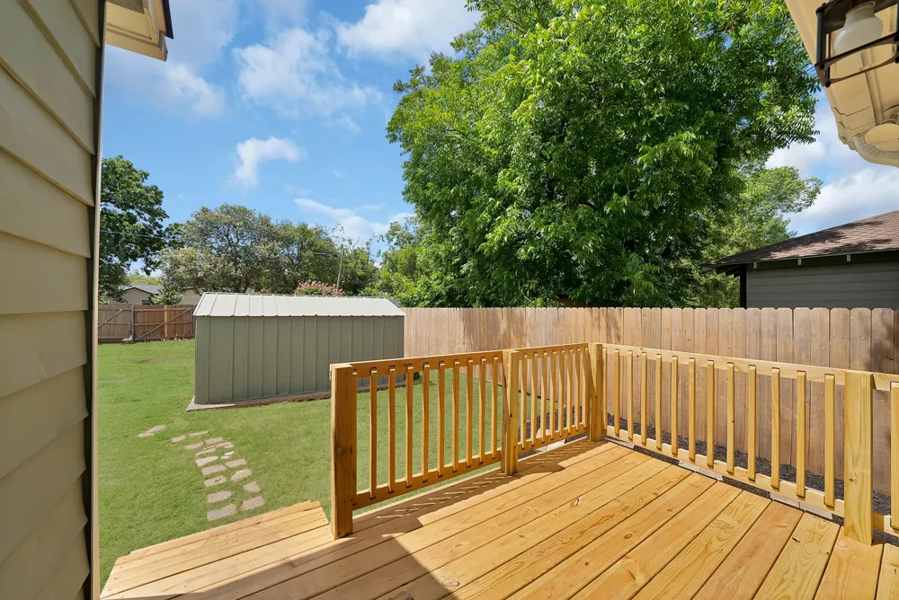 1104 E Russell Avenue Carrollton, TX 75006
