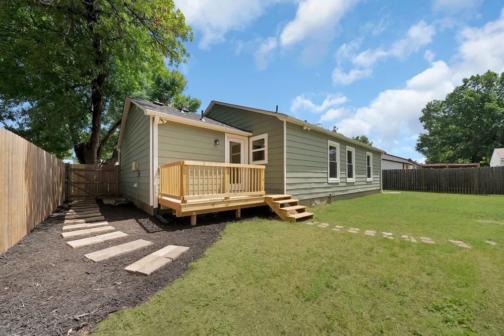 1104 E Russell Avenue Carrollton, TX 75006