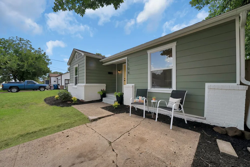 1104 E Russell Avenue Carrollton, TX 75006