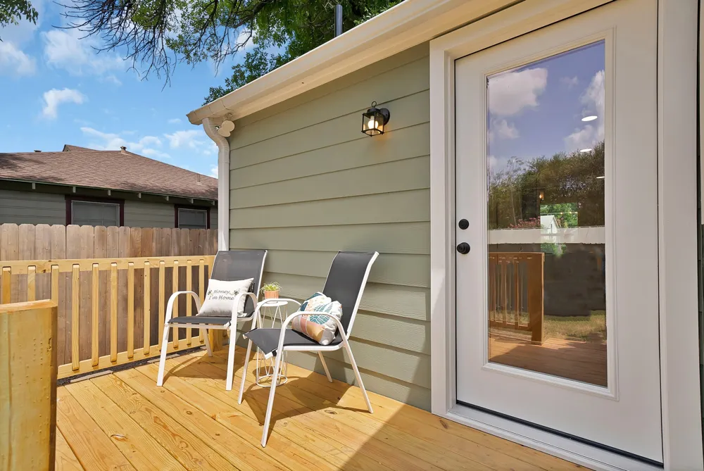1104 E Russell Avenue Carrollton, TX 75006