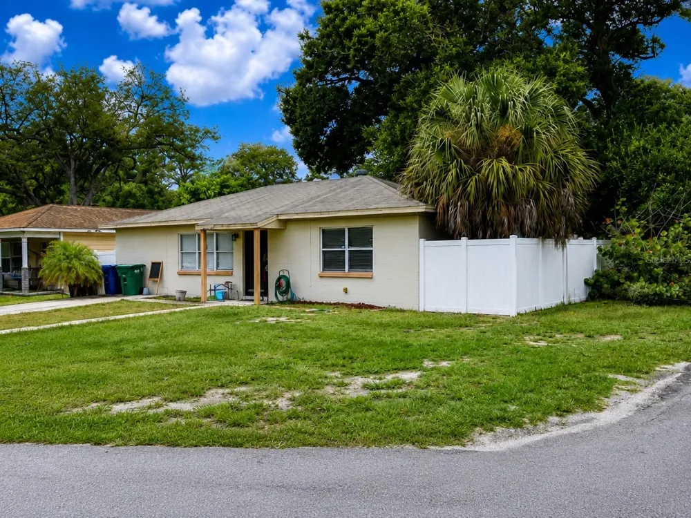 712 CASTLE COURT Tampa, FL 33612