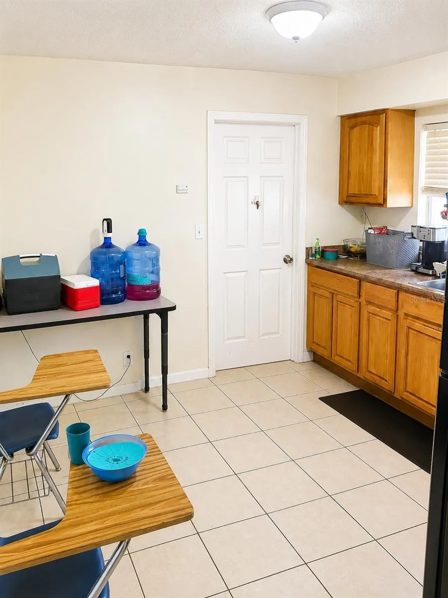 712 CASTLE COURT Tampa, FL 33612