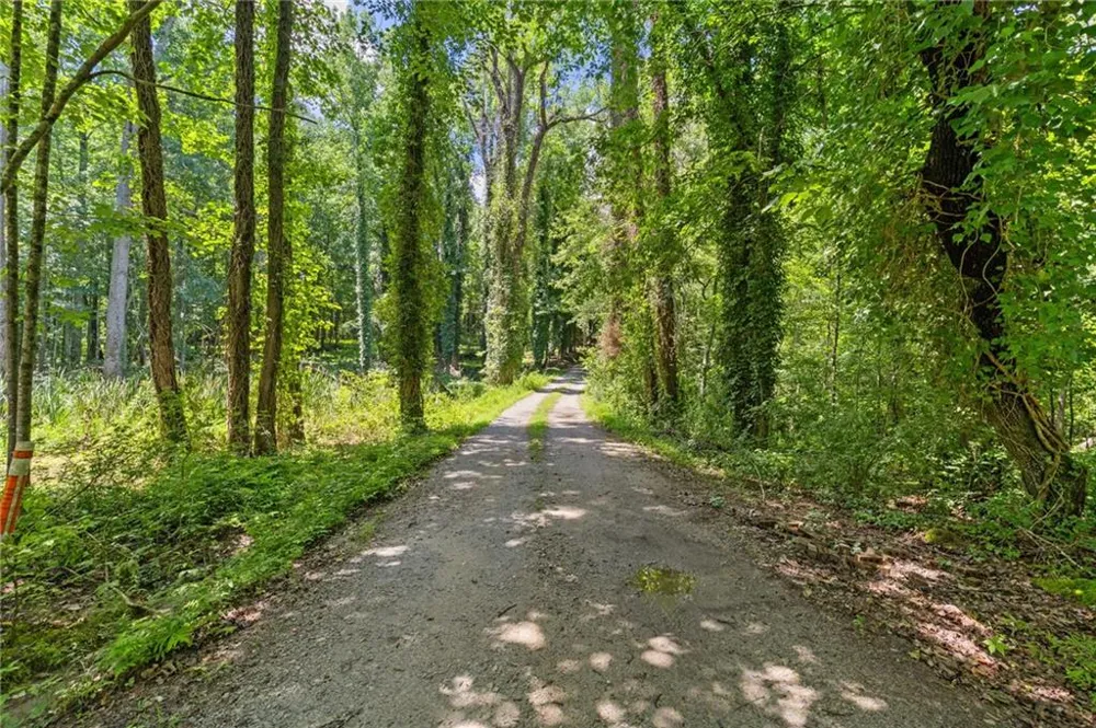 10861 Hutcheson Ferry Road Chattahoochee Hills, GA 30268