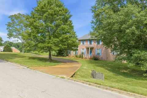 435 Lakeshore Dr