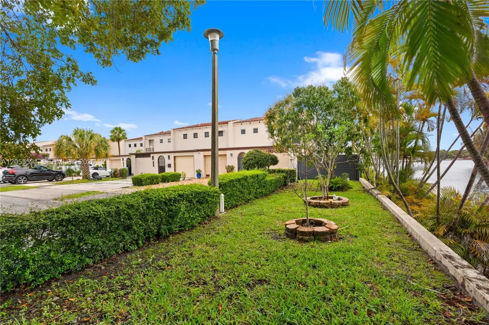 7282 Jacaranda Ln Miami Lakes, FL 33014