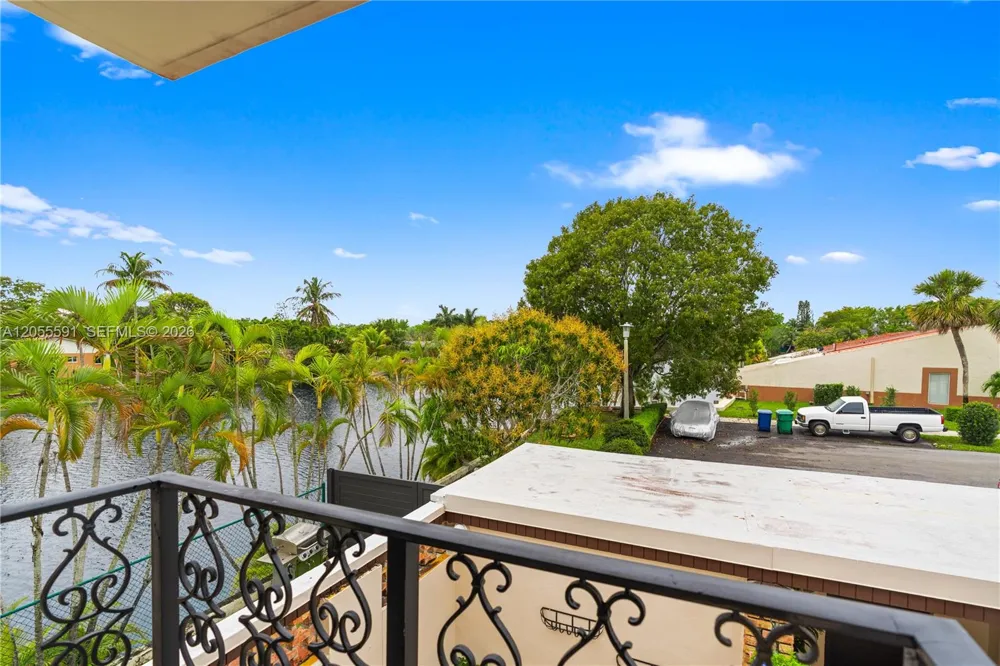 7282 Jacaranda Ln Miami Lakes, FL 33014