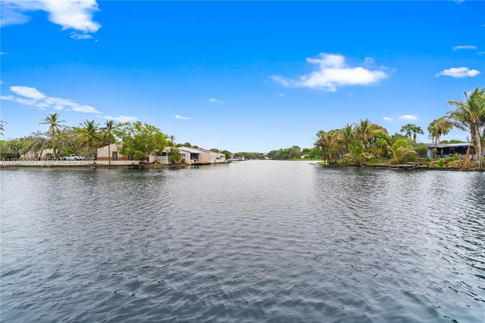 7282 Jacaranda Ln Miami Lakes, FL 33014