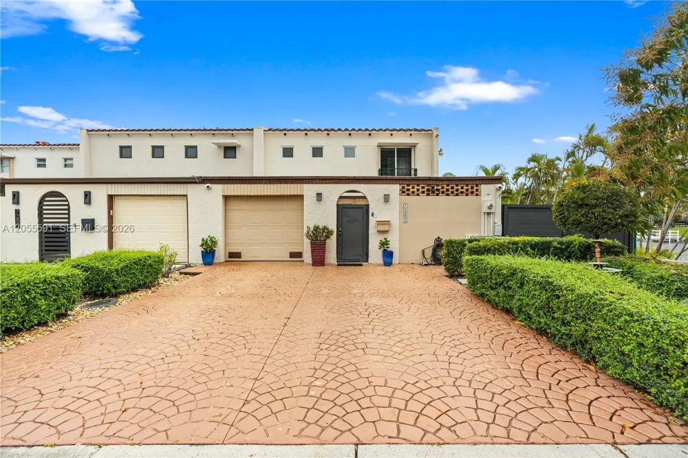 7282 Jacaranda Ln Miami Lakes, FL 33014