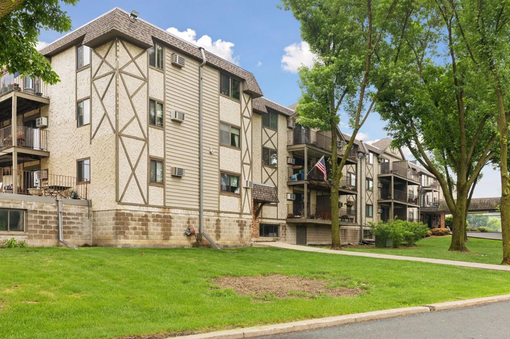 1304 W Medicine Lake Drive #320 Plymouth, MN 55441
