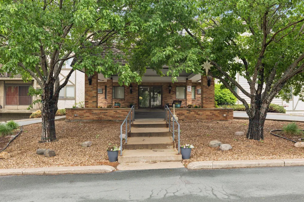 1304 W Medicine Lake Drive #320 Plymouth, MN 55441