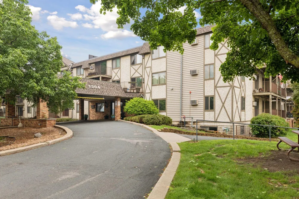 1304 W Medicine Lake Drive #320 Plymouth, MN 55441