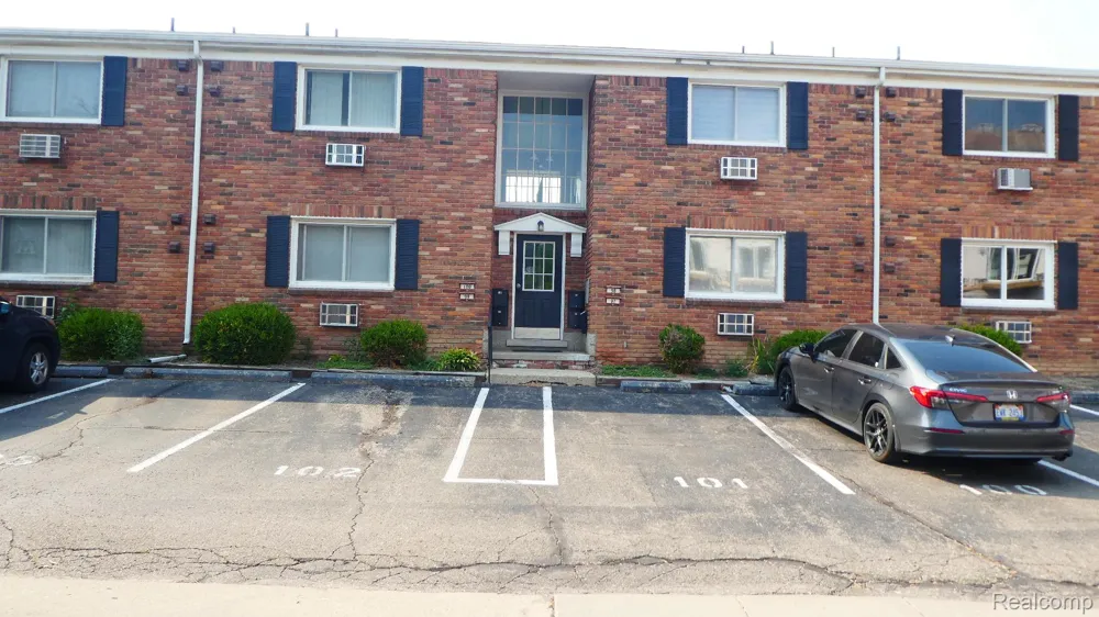 31831 Grand River Avenue #99 Farmington City, MI 48336