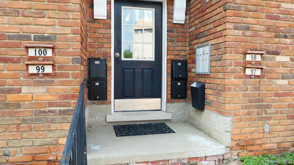 31831 Grand River Avenue #99 Farmington City, MI 48336