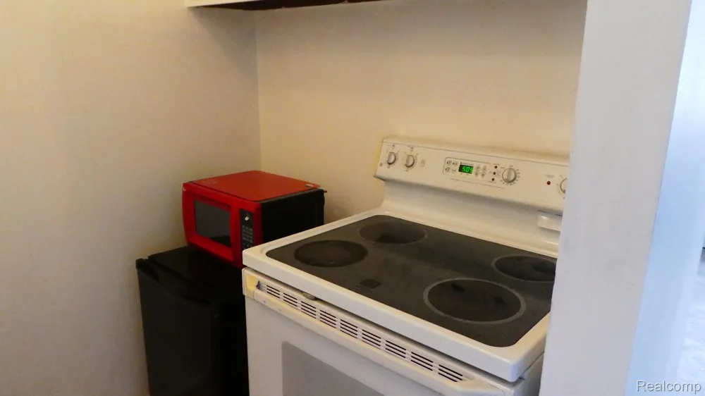 31831 Grand River Avenue #99 Farmington City, MI 48336