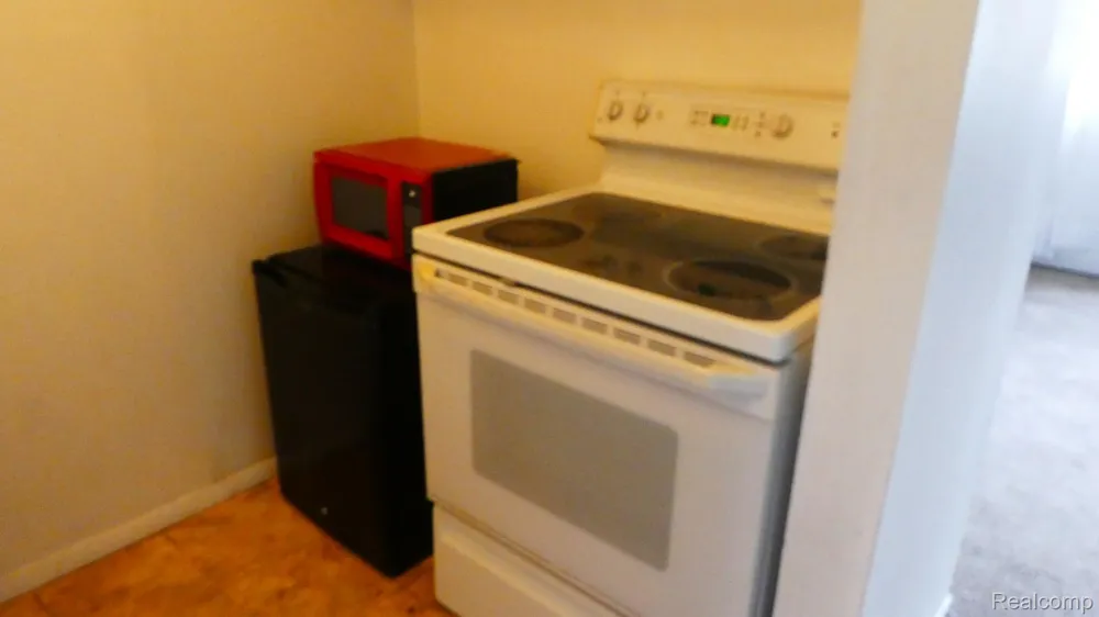 31831 Grand River Avenue #99 Farmington City, MI 48336