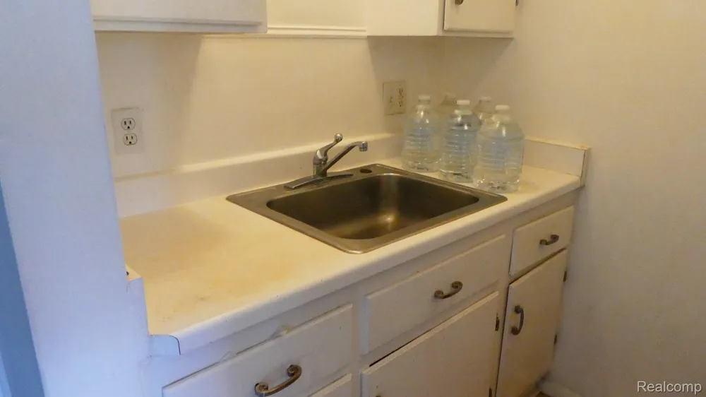31831 Grand River Avenue #99 Farmington City, MI 48336
